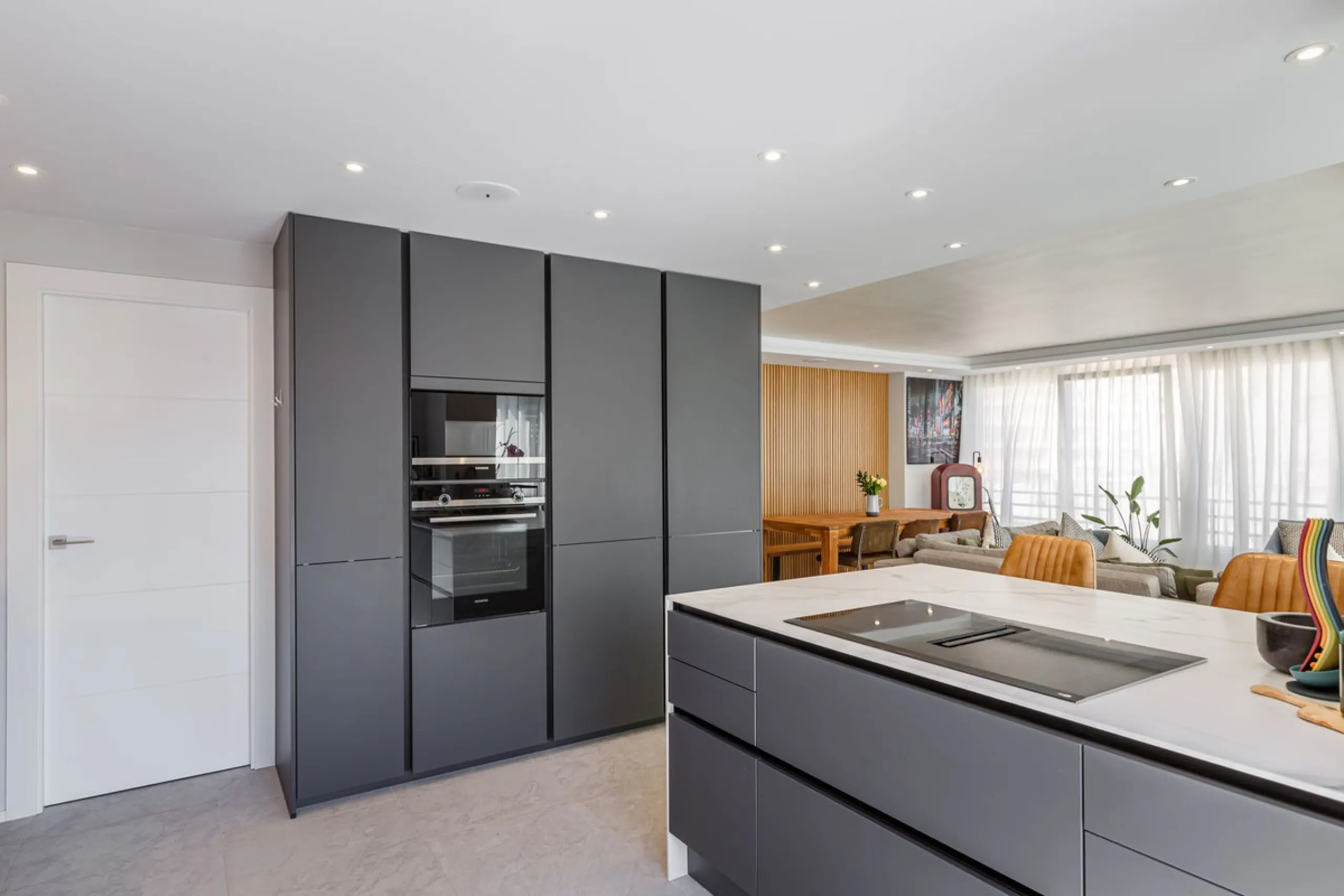 A fantastic centrally located modern 4 bedroom apartment.  When we say centrally located, we really do mean central. Located in the very heart of Marbella with a prestigious Ricardo Soriano address.