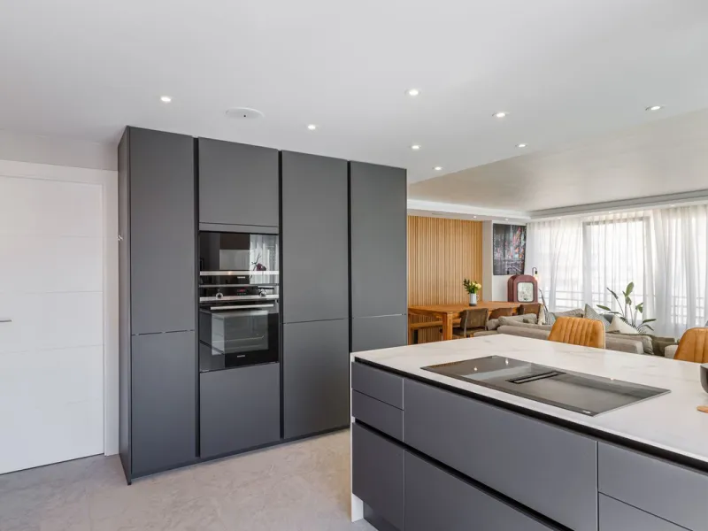 A fantastic centrally located modern 4 bedroom apartment.  When we say centrally located, we really do mean central. Located in the very heart of Marbella with a prestigious Ricardo Soriano address.