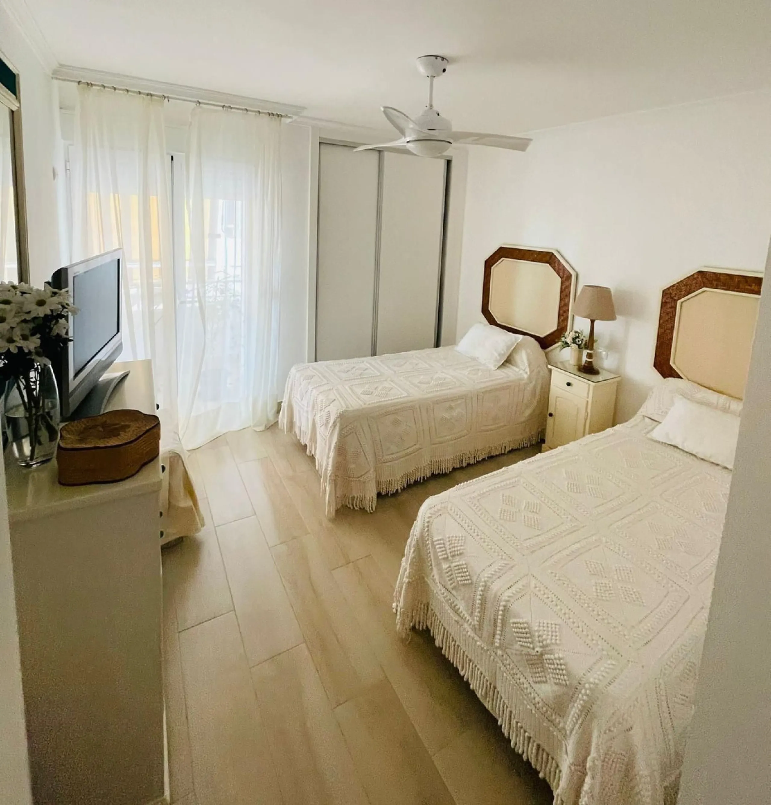 Apartment - Middle Floor Apartment в продаже в Fuengirola, Málaga. В доме 2 спален и 1 ванных комнат. Площадь дома 82 м²
