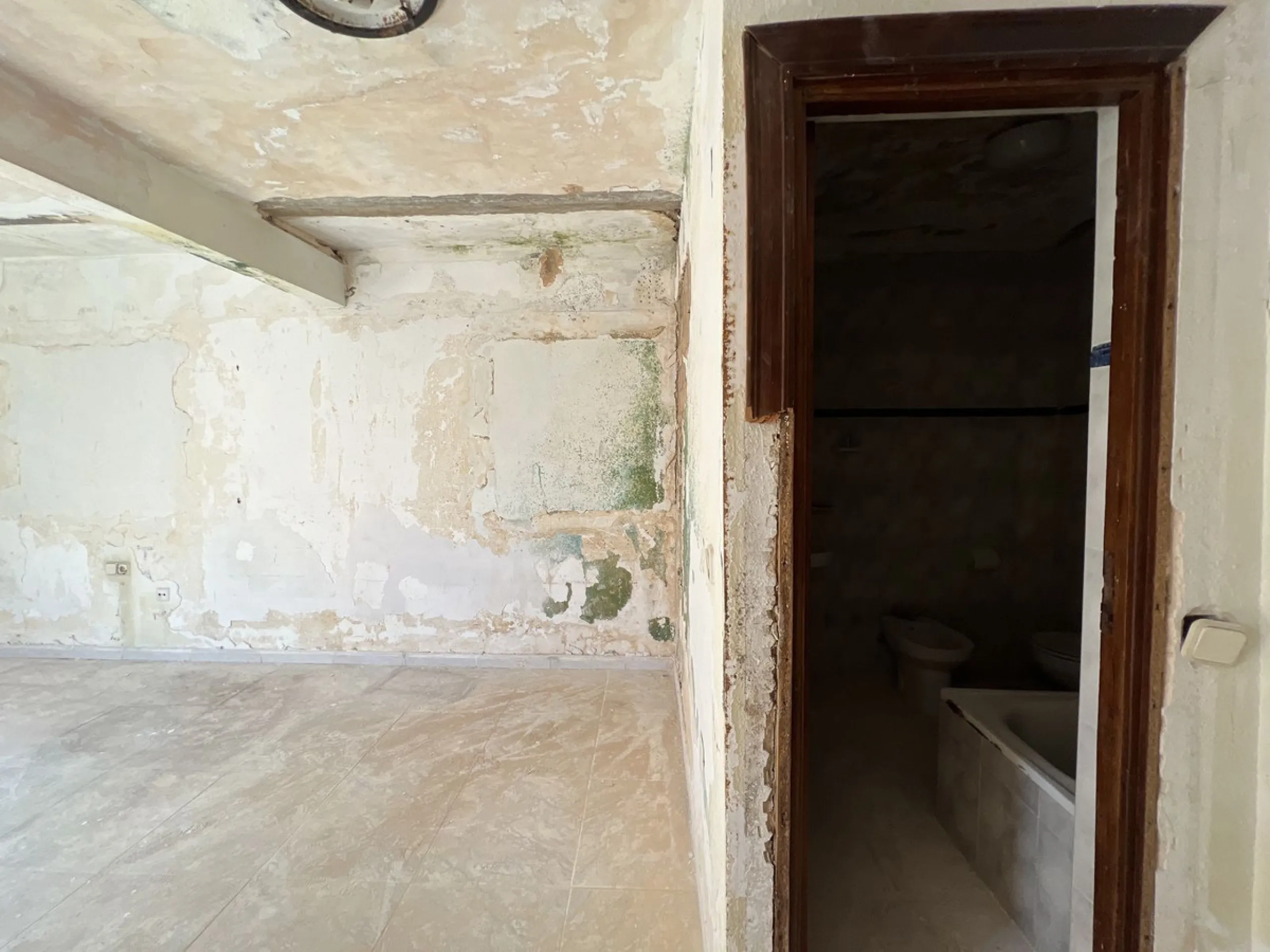 *** Investment Opportunity!!! *** Building to Renovate in Avda Reyes Católicos, Alhaurín de la Torre, Málaga *** Feasibility Study Completed *** Residential Use *** Possibility of Building a Multi-Family Building with 9 Homes with Underground Parking, Sto
