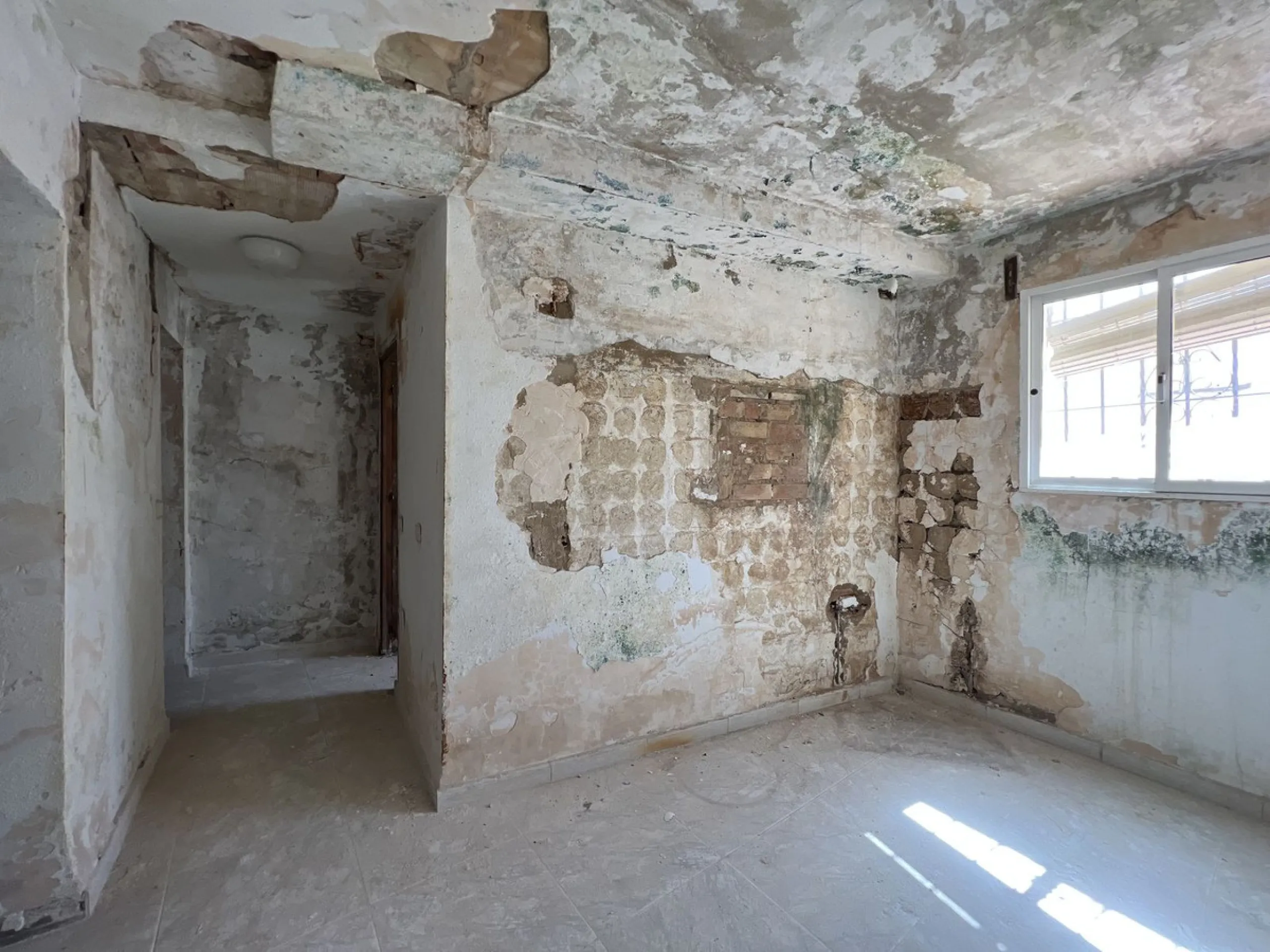 *** Investment Opportunity!!! *** Building to Renovate in Avda Reyes Católicos, Alhaurín de la Torre, Málaga *** Feasibility Study Completed *** Residential Use *** Possibility of Building a Multi-Family Building with 9 Homes with Underground Parking, Sto
