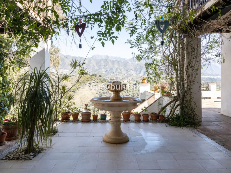 This beautiful and spacious property is located in a tranquil setting, perfect for those seeking a peaceful and relaxing environment, in between the villages of Torrox and Frigiliana, just 25 minutes away from the beach.