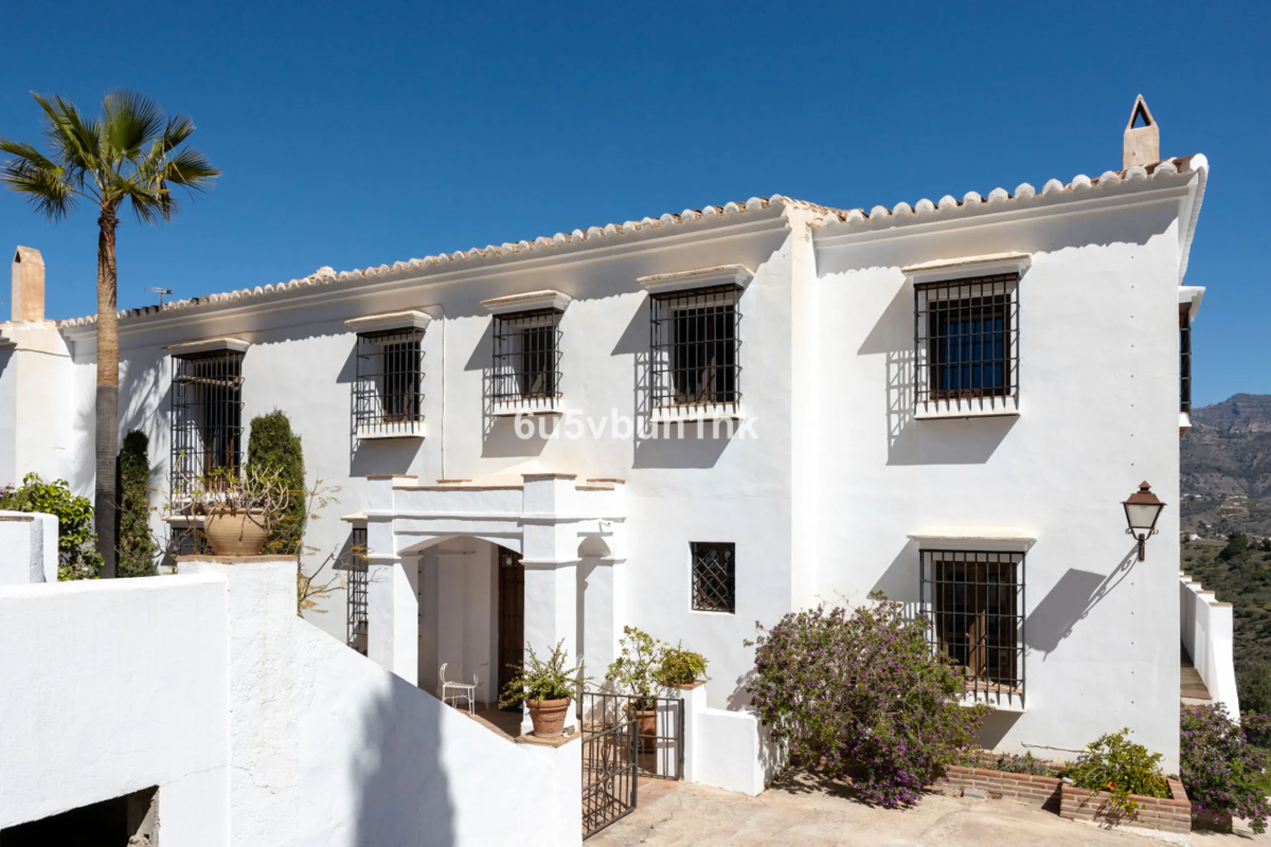 This beautiful and spacious property is located in a tranquil setting, perfect for those seeking a peaceful and relaxing environment, in between the villages of Torrox and Frigiliana, just 25 minutes away from the beach.