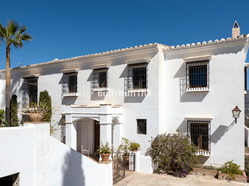 This beautiful and spacious property is located in a tranquil setting, perfect for those seeking a peaceful and relaxing environment, in between the villages of Torrox and Frigiliana, just 25 minutes away from the beach.