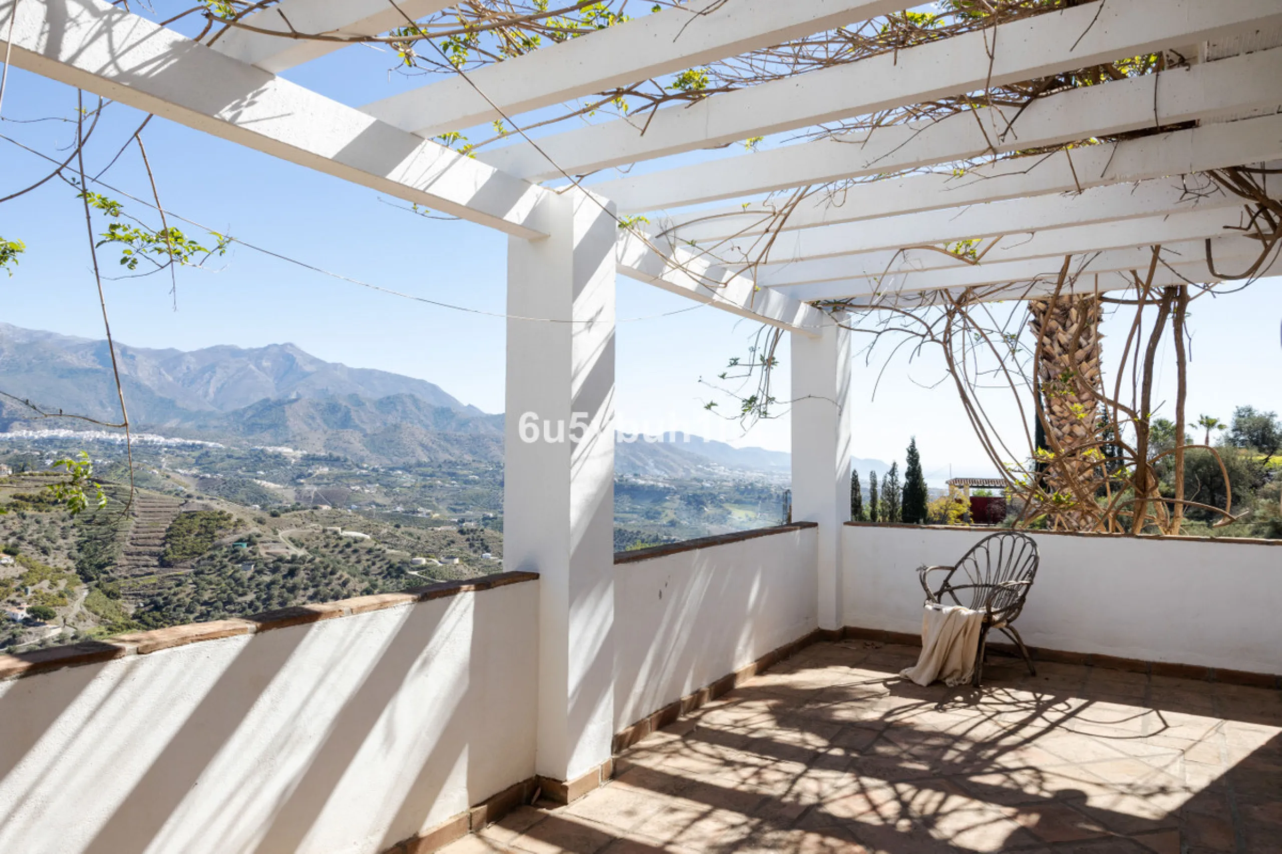 This beautiful and spacious property is located in a tranquil setting, perfect for those seeking a peaceful and relaxing environment, in between the villages of Torrox and Frigiliana, just 25 minutes away from the beach.