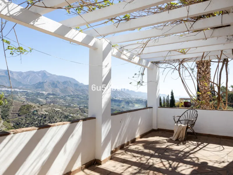 This beautiful and spacious property is located in a tranquil setting, perfect for those seeking a peaceful and relaxing environment, in between the villages of Torrox and Frigiliana, just 25 minutes away from the beach.