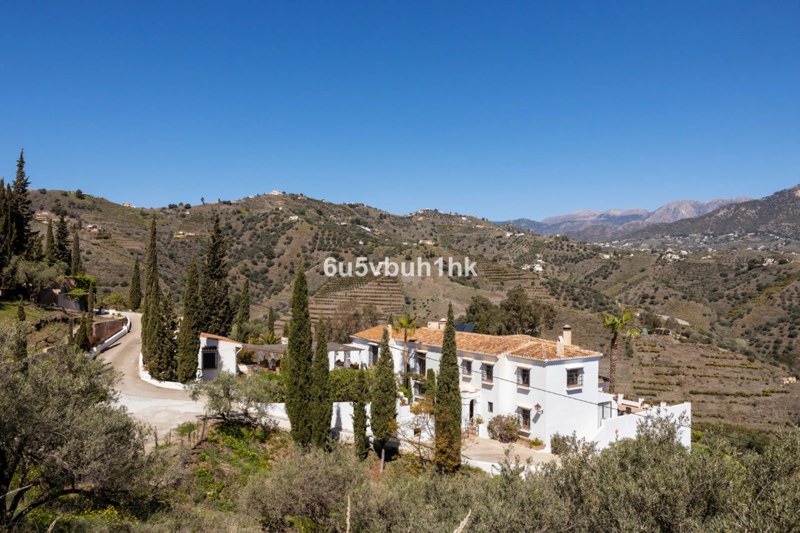 This beautiful and spacious property is located in a tranquil setting, perfect for those seeking a peaceful and relaxing environment, in between the villages of Torrox and Frigiliana, just 25 minutes away from the beach.