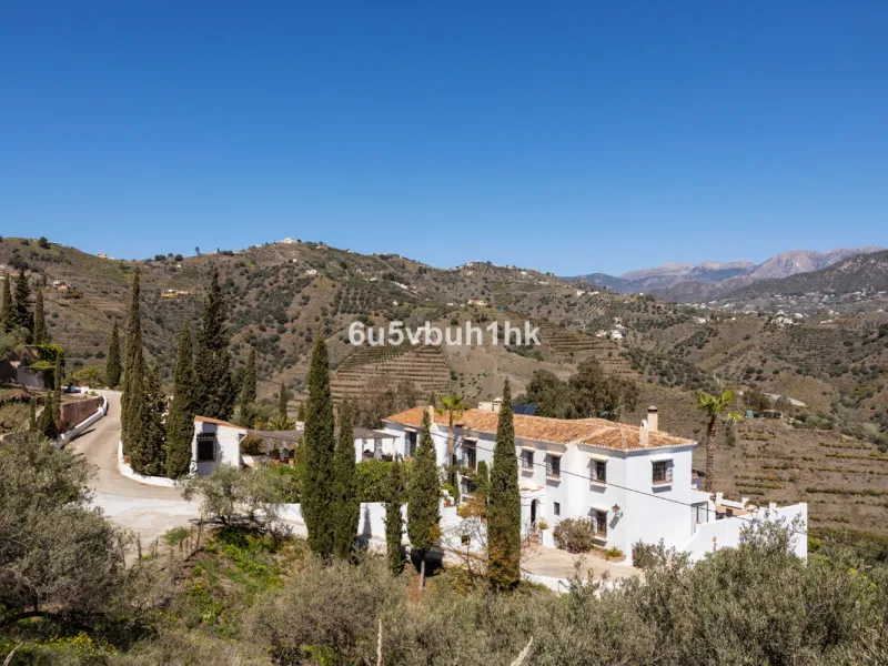 This beautiful and spacious property is located in a tranquil setting, perfect for those seeking a peaceful and relaxing environment, in between the villages of Torrox and Frigiliana, just 25 minutes away from the beach.