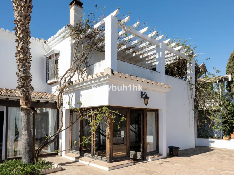 This beautiful and spacious property is located in a tranquil setting, perfect for those seeking a peaceful and relaxing environment, in between the villages of Torrox and Frigiliana, just 25 minutes away from the beach.