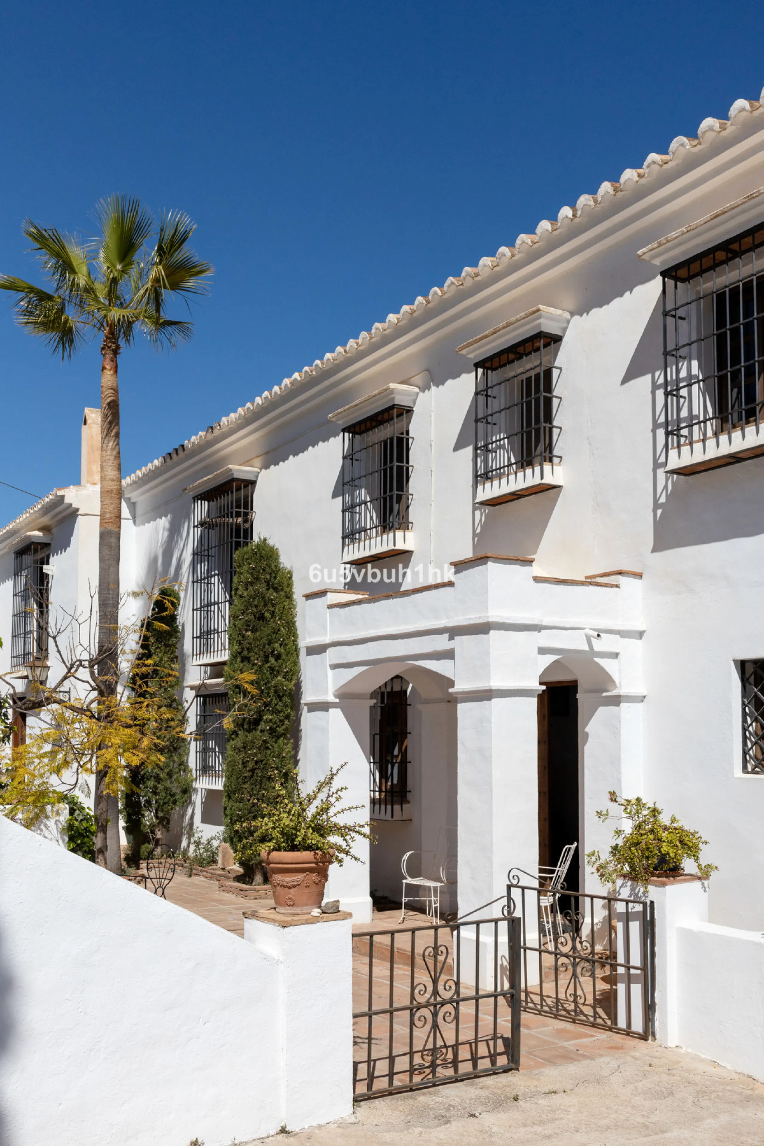 This beautiful and spacious property is located in a tranquil setting, perfect for those seeking a peaceful and relaxing environment, in between the villages of Torrox and Frigiliana, just 25 minutes away from the beach.