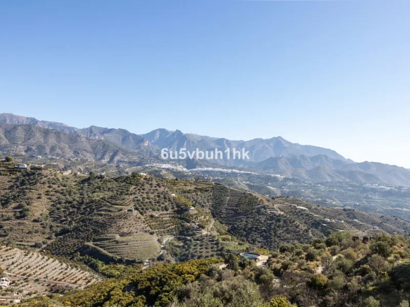 This beautiful and spacious property is located in a tranquil setting, perfect for those seeking a peaceful and relaxing environment, in between the villages of Torrox and Frigiliana, just 25 minutes away from the beach.