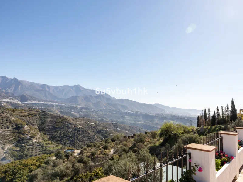 This beautiful and spacious property is located in a tranquil setting, perfect for those seeking a peaceful and relaxing environment, in between the villages of Torrox and Frigiliana, just 25 minutes away from the beach.