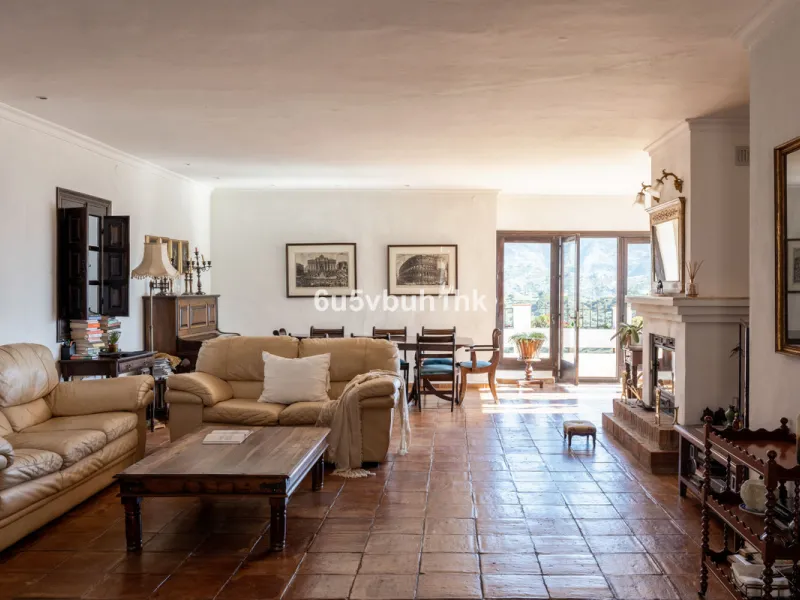 This beautiful and spacious property is located in a tranquil setting, perfect for those seeking a peaceful and relaxing environment, in between the villages of Torrox and Frigiliana, just 25 minutes away from the beach.
