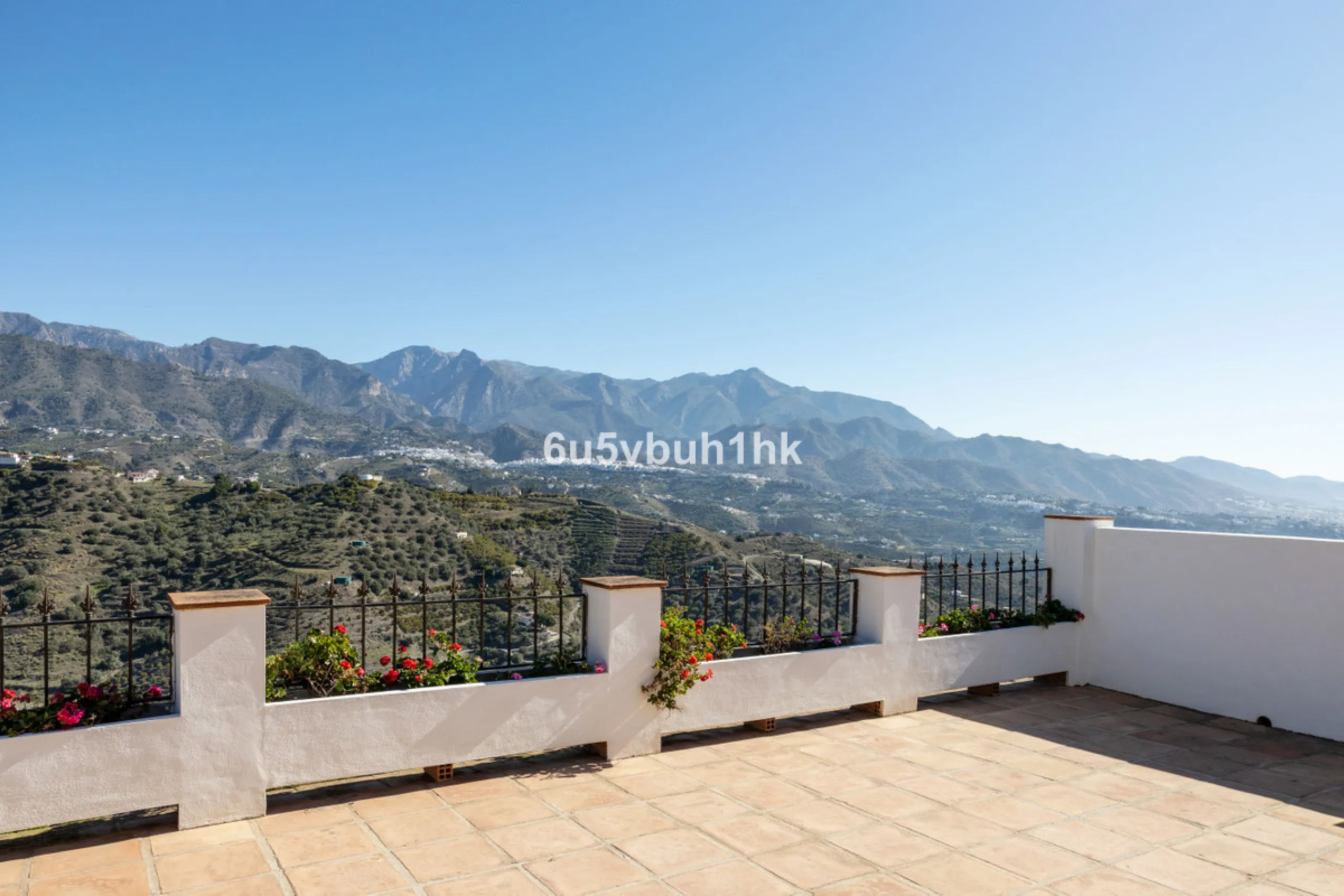 This beautiful and spacious property is located in a tranquil setting, perfect for those seeking a peaceful and relaxing environment, in between the villages of Torrox and Frigiliana, just 25 minutes away from the beach.