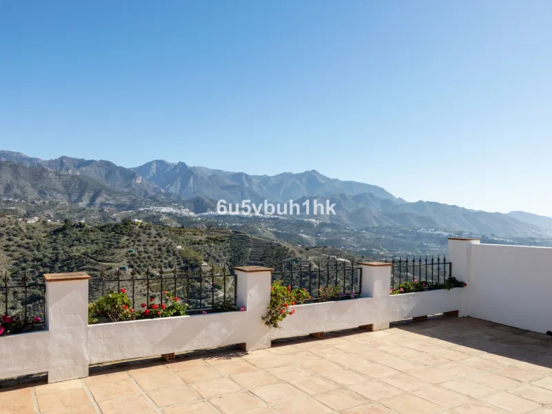 This beautiful and spacious property is located in a tranquil setting, perfect for those seeking a peaceful and relaxing environment, in between the villages of Torrox and Frigiliana, just 25 minutes away from the beach.