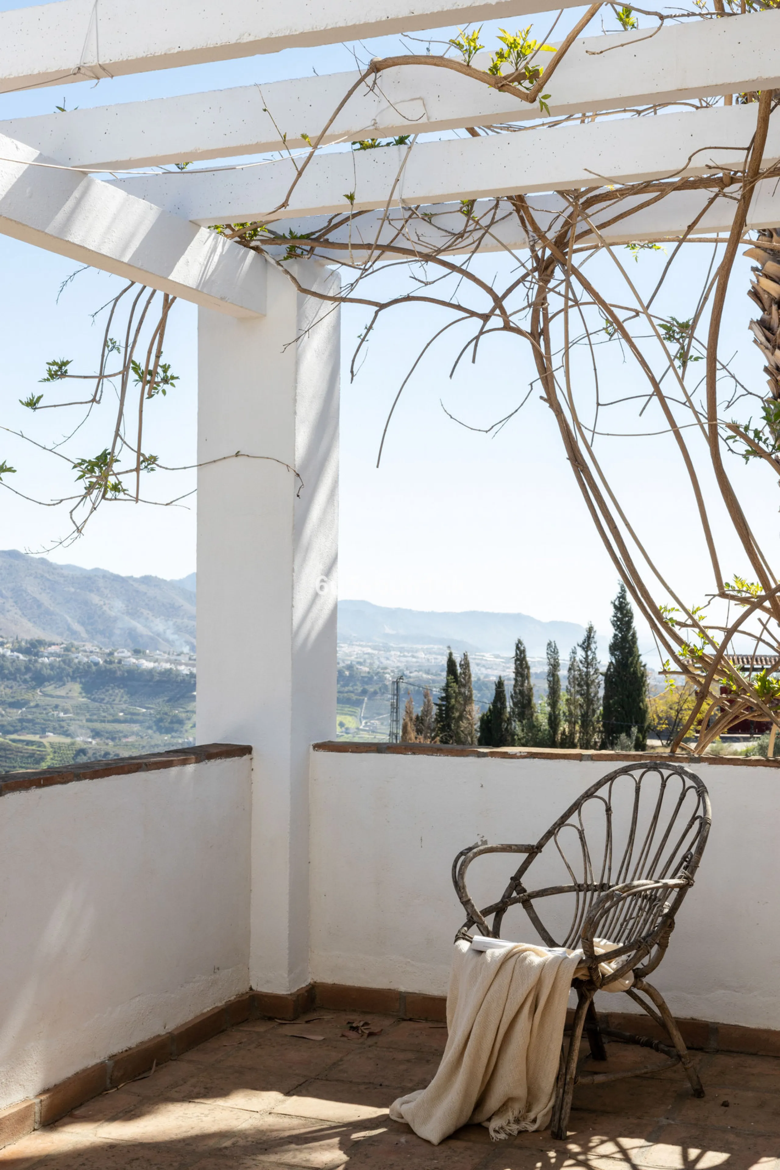 This beautiful and spacious property is located in a tranquil setting, perfect for those seeking a peaceful and relaxing environment, in between the villages of Torrox and Frigiliana, just 25 minutes away from the beach.