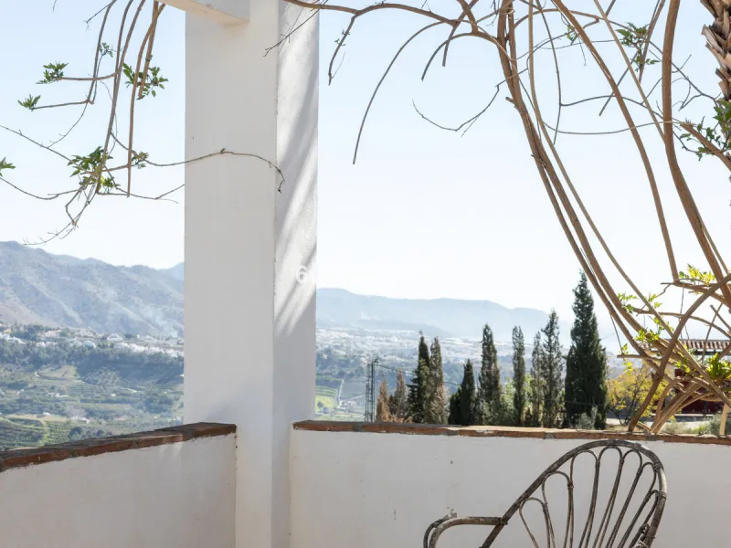 This beautiful and spacious property is located in a tranquil setting, perfect for those seeking a peaceful and relaxing environment, in between the villages of Torrox and Frigiliana, just 25 minutes away from the beach.
