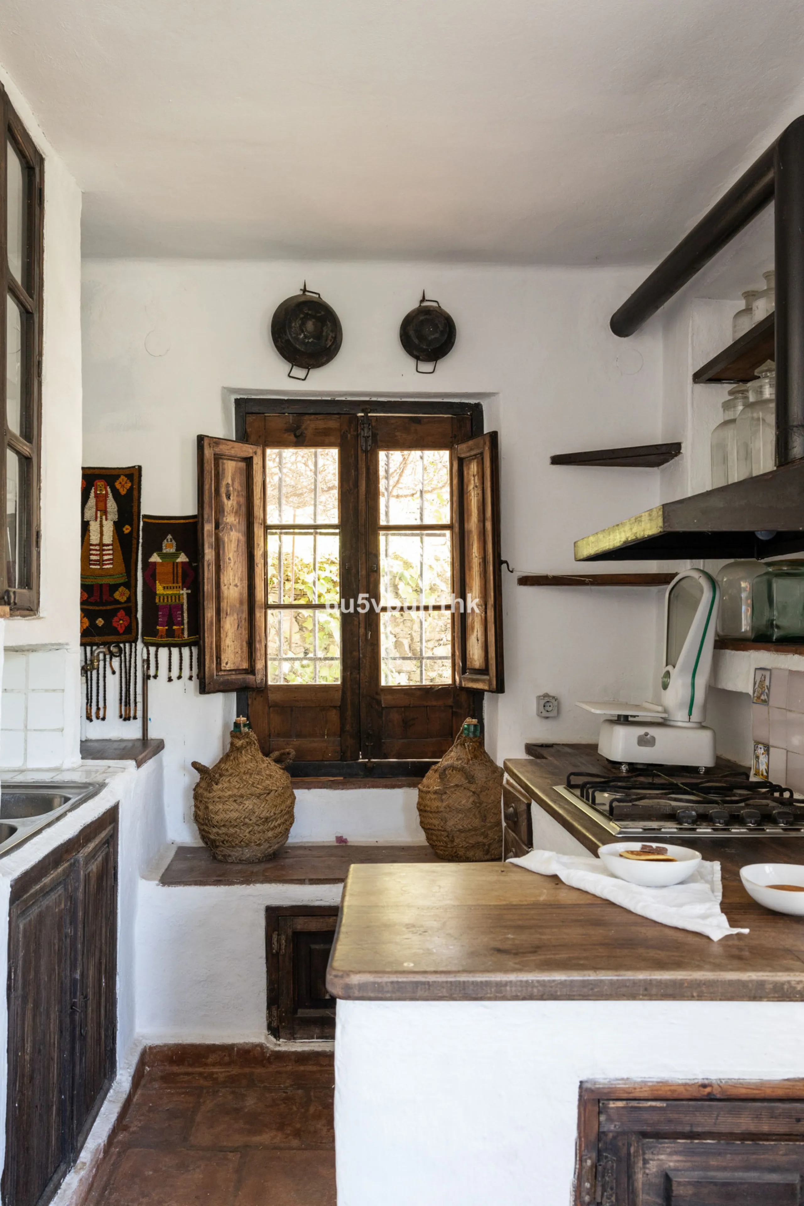 This beautiful and spacious property is located in a tranquil setting, perfect for those seeking a peaceful and relaxing environment, in between the villages of Torrox and Frigiliana, just 25 minutes away from the beach.