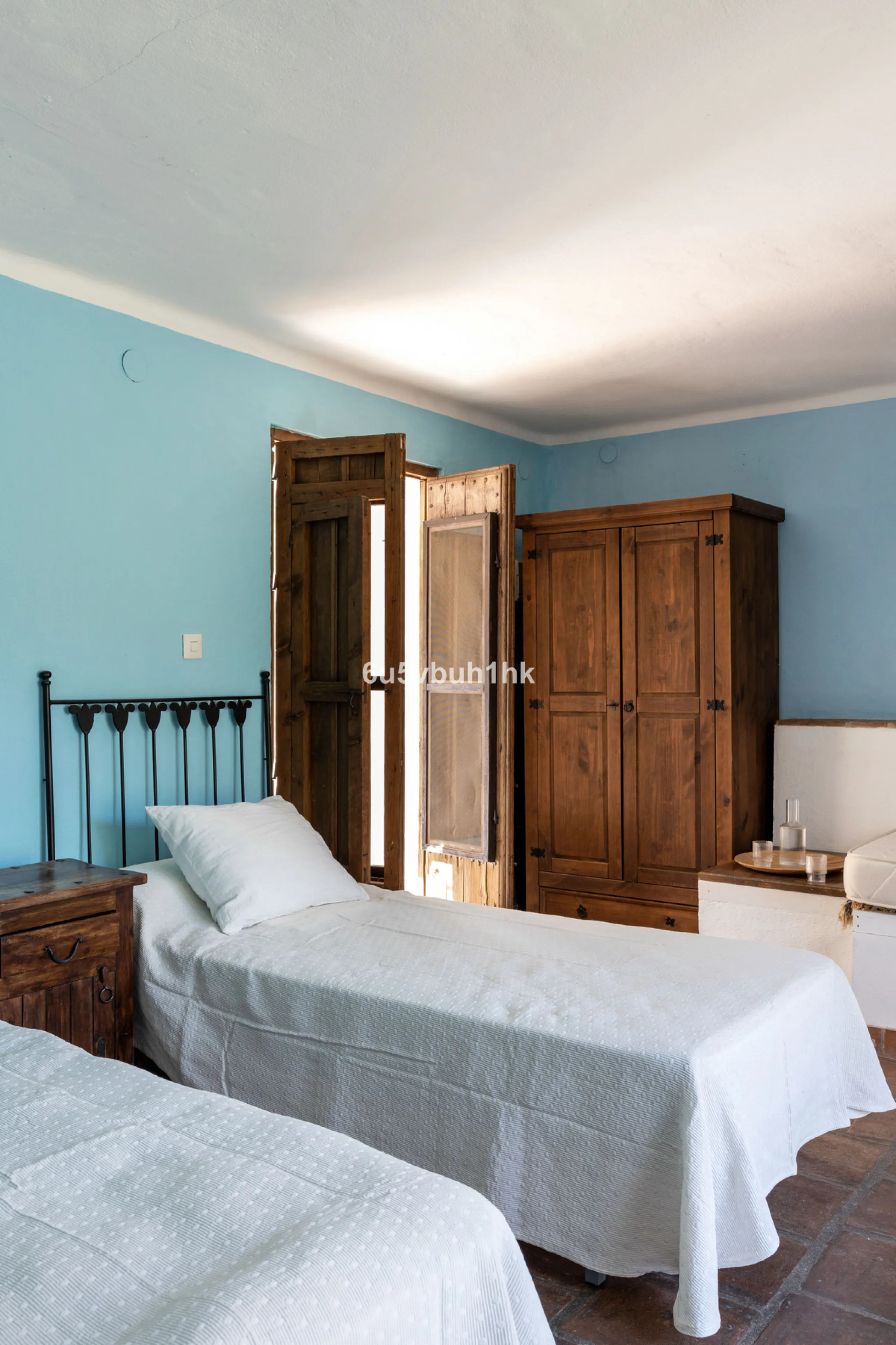 This beautiful and spacious property is located in a tranquil setting, perfect for those seeking a peaceful and relaxing environment, in between the villages of Torrox and Frigiliana, just 25 minutes away from the beach.