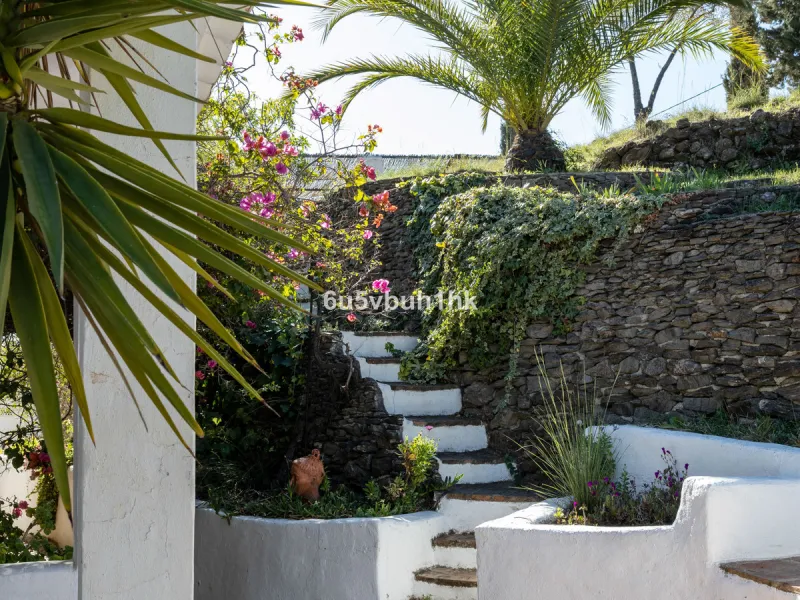 This beautiful and spacious property is located in a tranquil setting, perfect for those seeking a peaceful and relaxing environment, in between the villages of Torrox and Frigiliana, just 25 minutes away from the beach.