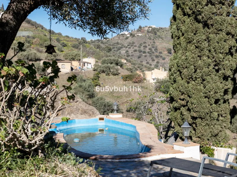 This beautiful and spacious property is located in a tranquil setting, perfect for those seeking a peaceful and relaxing environment, in between the villages of Torrox and Frigiliana, just 25 minutes away from the beach.