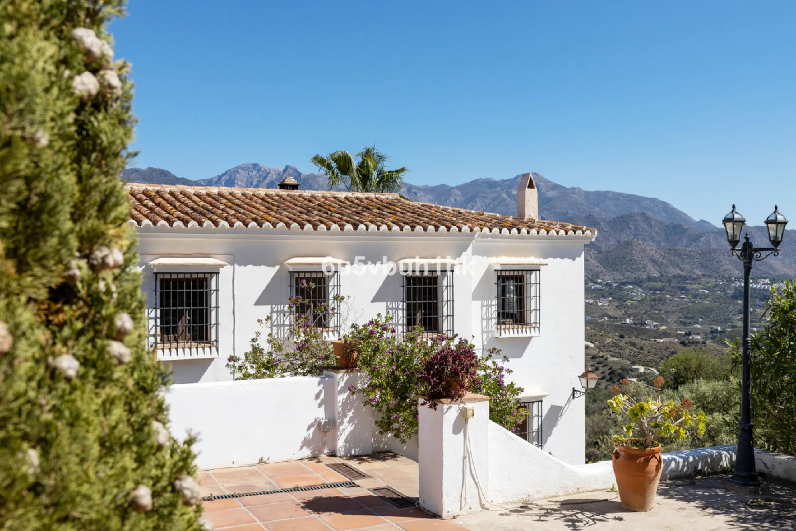 This beautiful and spacious property is located in a tranquil setting, perfect for those seeking a peaceful and relaxing environment, in between the villages of Torrox and Frigiliana, just 25 minutes away from the beach.