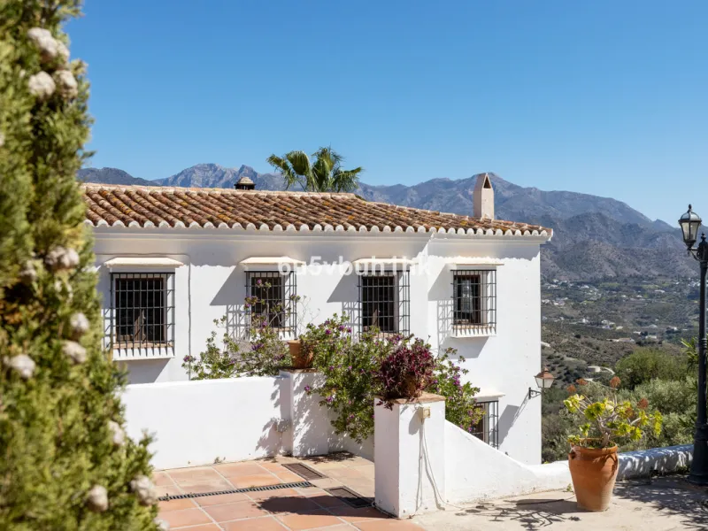 This beautiful and spacious property is located in a tranquil setting, perfect for those seeking a peaceful and relaxing environment, in between the villages of Torrox and Frigiliana, just 25 minutes away from the beach.
