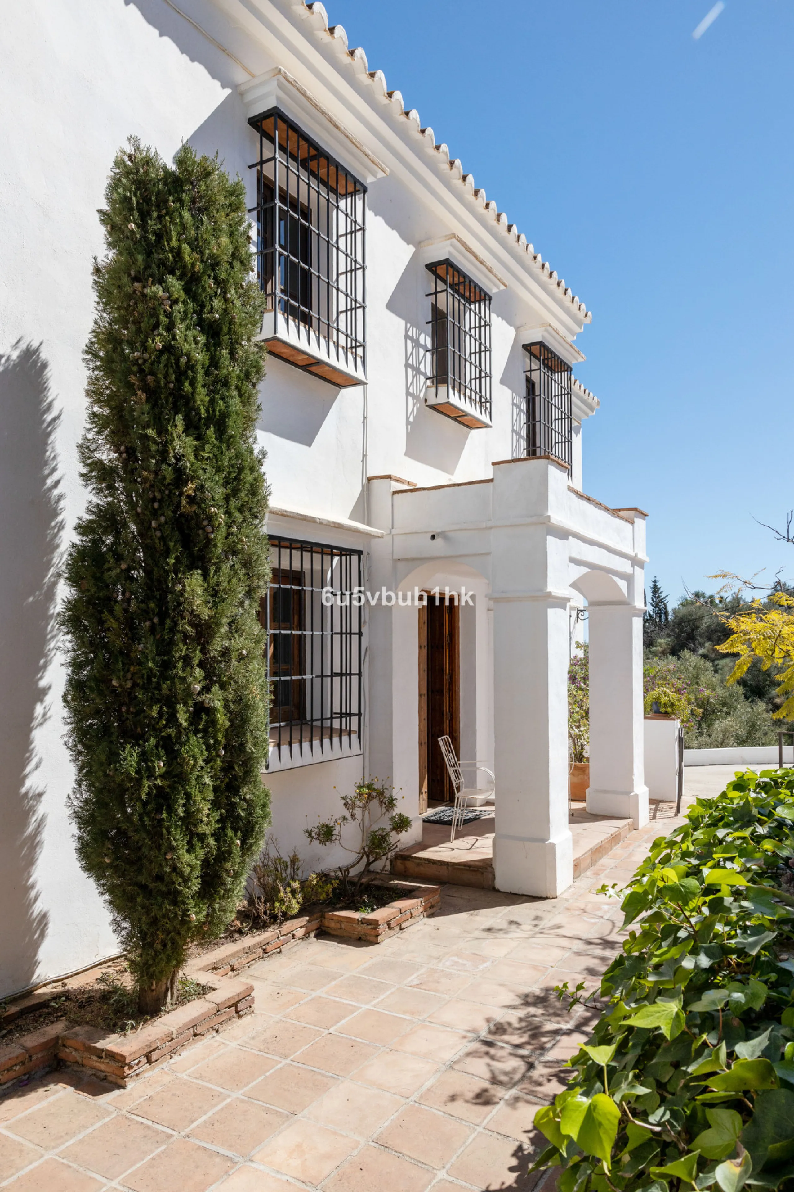 This beautiful and spacious property is located in a tranquil setting, perfect for those seeking a peaceful and relaxing environment, in between the villages of Torrox and Frigiliana, just 25 minutes away from the beach.