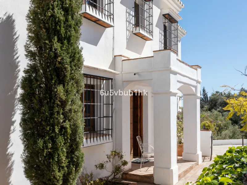 This beautiful and spacious property is located in a tranquil setting, perfect for those seeking a peaceful and relaxing environment, in between the villages of Torrox and Frigiliana, just 25 minutes away from the beach.