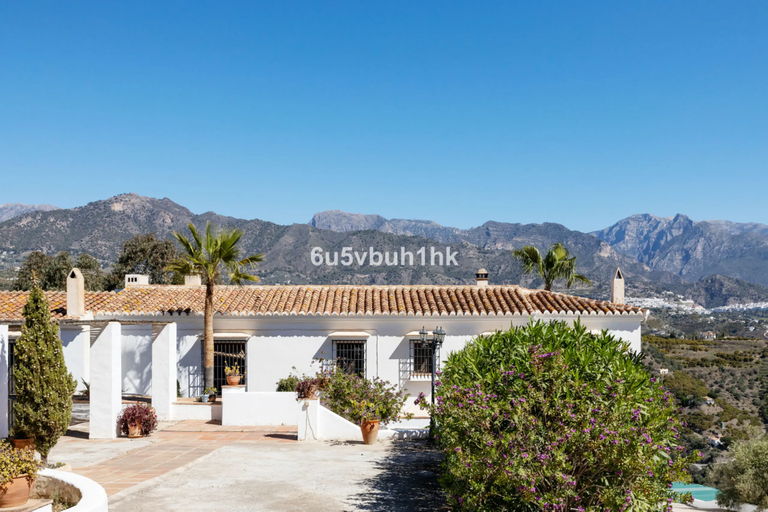 This beautiful and spacious property is located in a tranquil setting, perfect for those seeking a peaceful and relaxing environment, in between the villages of Torrox and Frigiliana, just 25 minutes away from the beach.