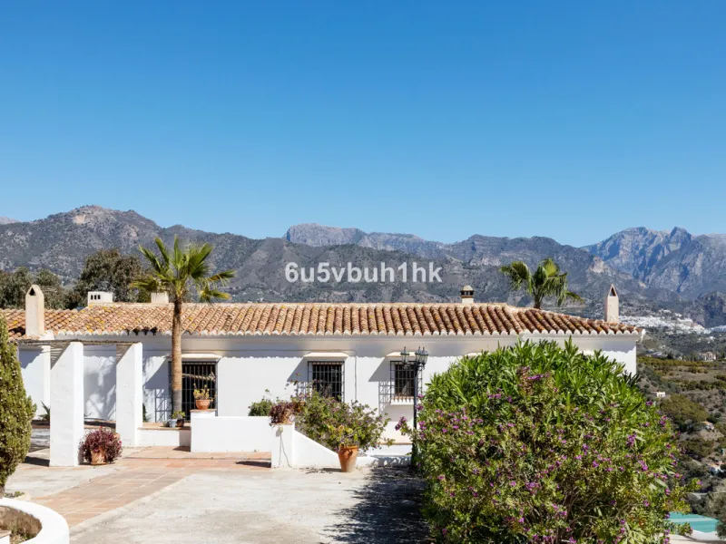 This beautiful and spacious property is located in a tranquil setting, perfect for those seeking a peaceful and relaxing environment, in between the villages of Torrox and Frigiliana, just 25 minutes away from the beach.