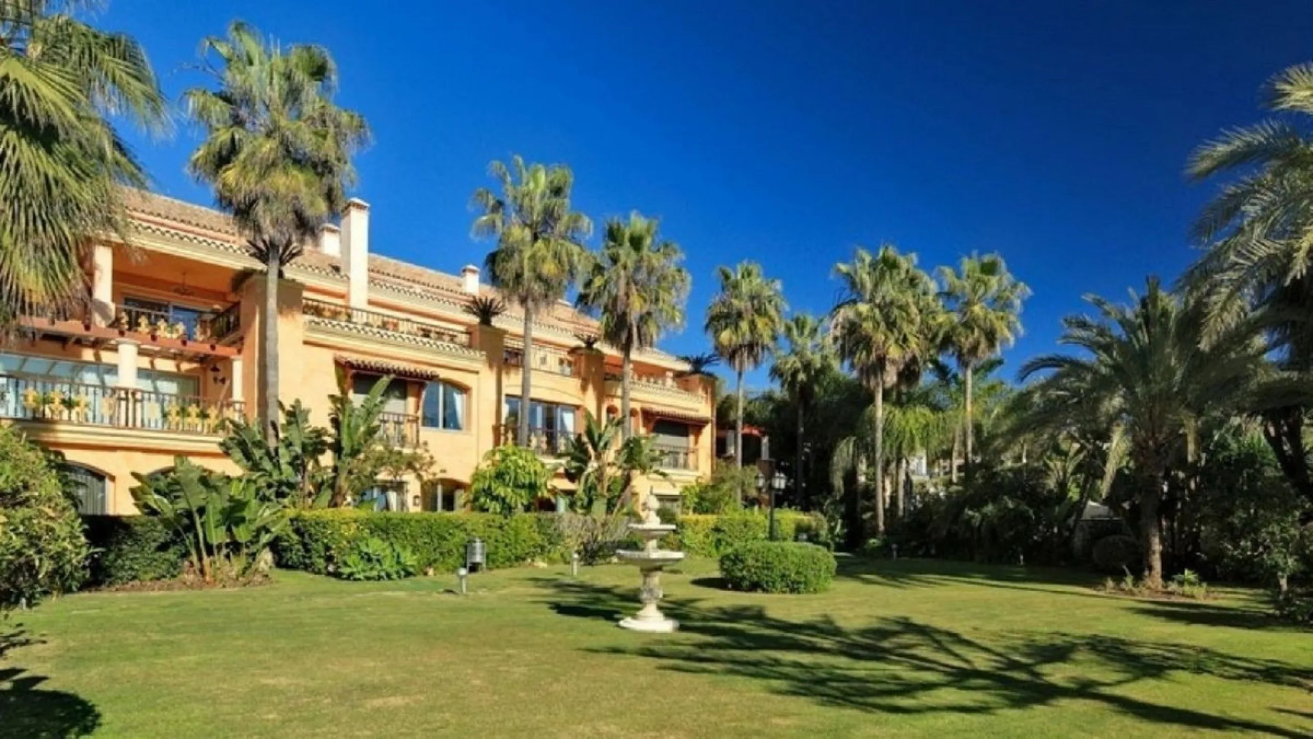 LUXURY FIRSTLINE BEACH APARTMENT IN PUERTO BANUS!