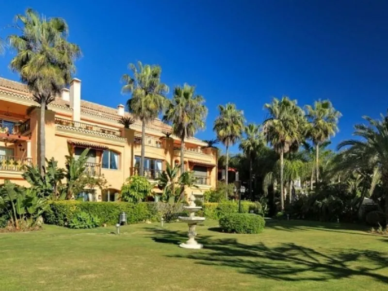 LUXURY FIRSTLINE BEACH APARTMENT IN PUERTO BANUS!