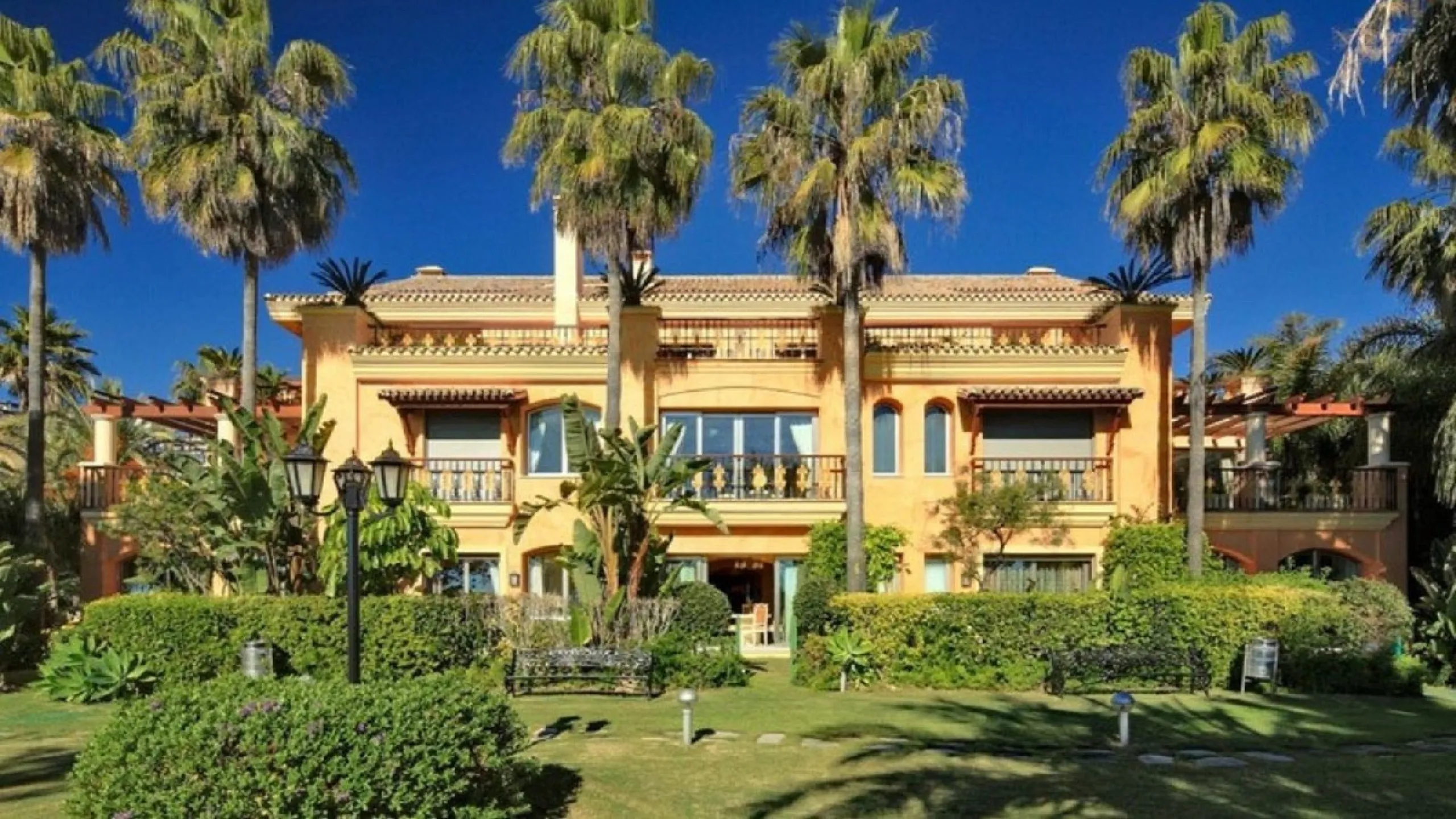LUXURY FIRSTLINE BEACH APARTMENT IN PUERTO BANUS!