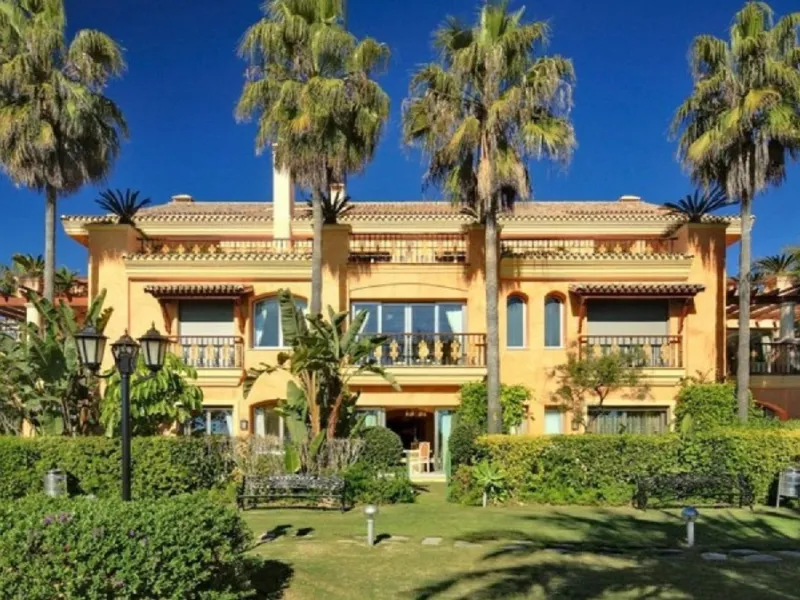 LUXURY FIRSTLINE BEACH APARTMENT IN PUERTO BANUS!