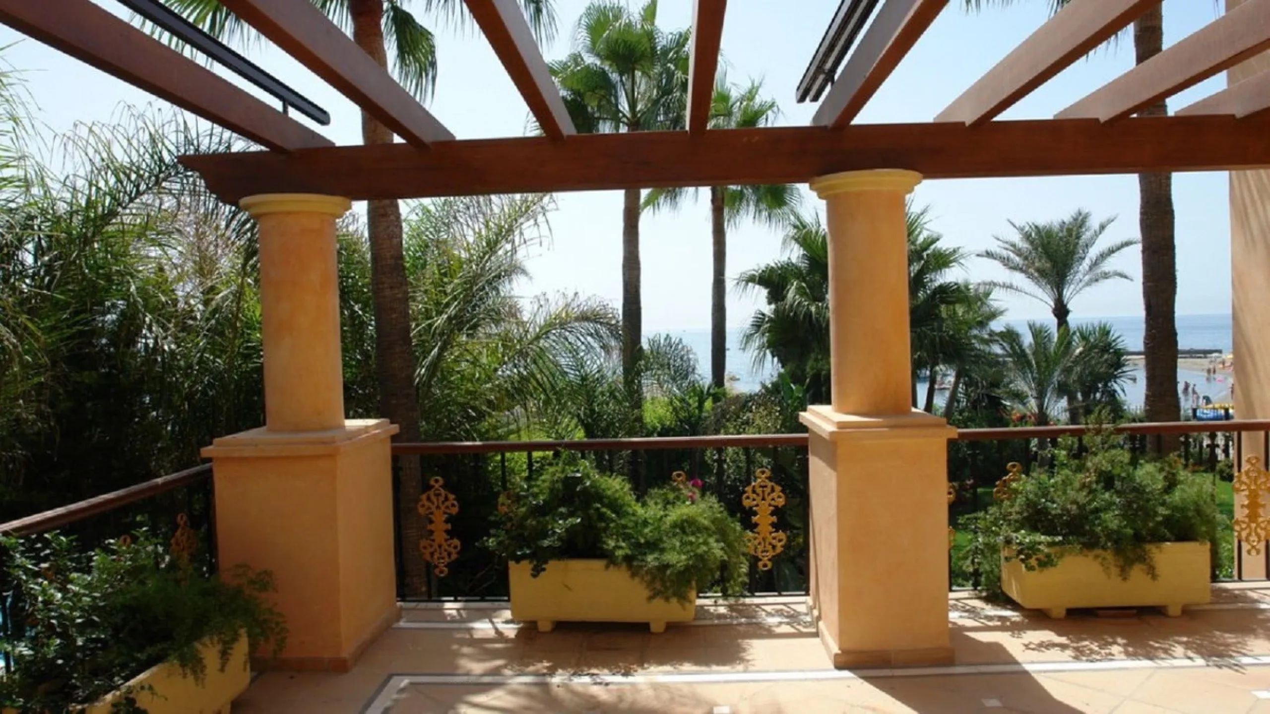 LUXURY FIRSTLINE BEACH APARTMENT IN PUERTO BANUS!