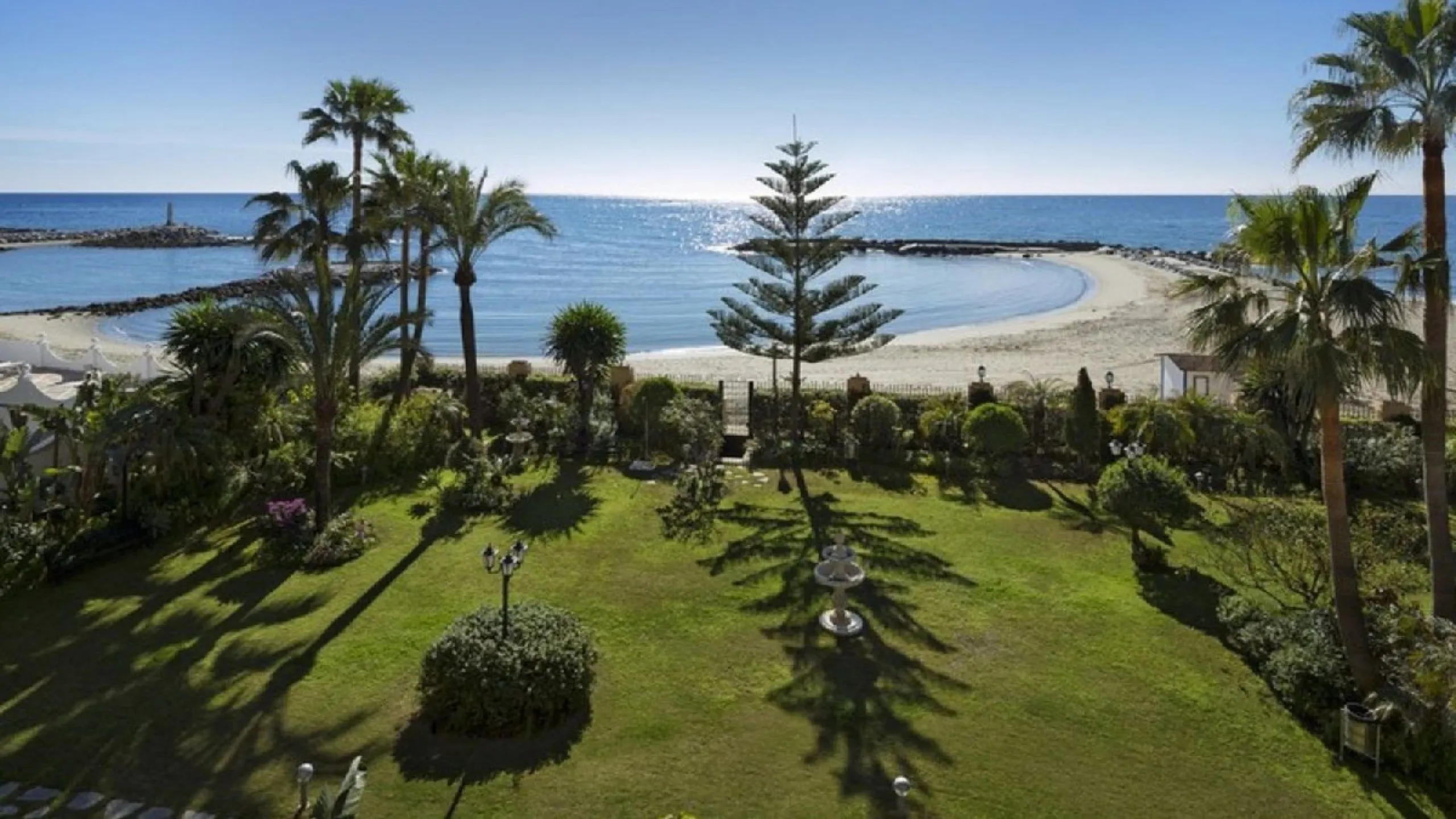 LUXURY FIRSTLINE BEACH APARTMENT IN PUERTO BANUS!
