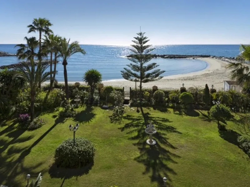 LUXURY FIRSTLINE BEACH APARTMENT IN PUERTO BANUS!