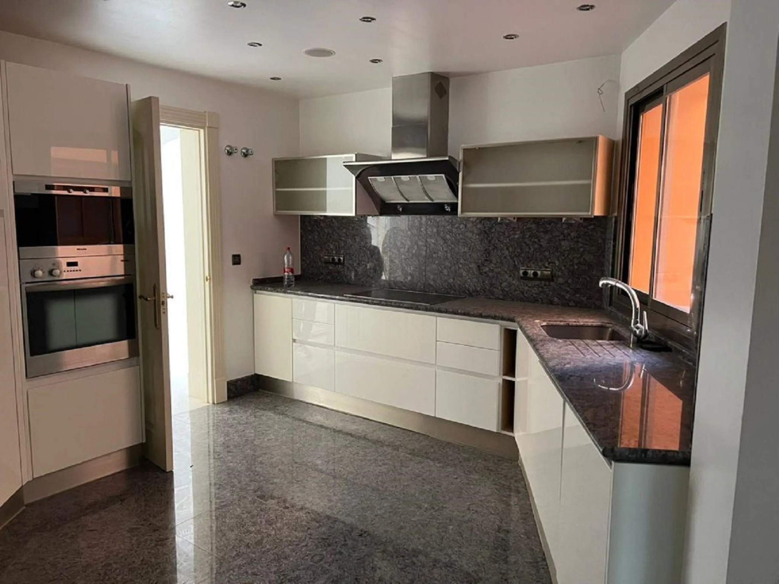 LUXURY FIRSTLINE BEACH APARTMENT IN PUERTO BANUS!