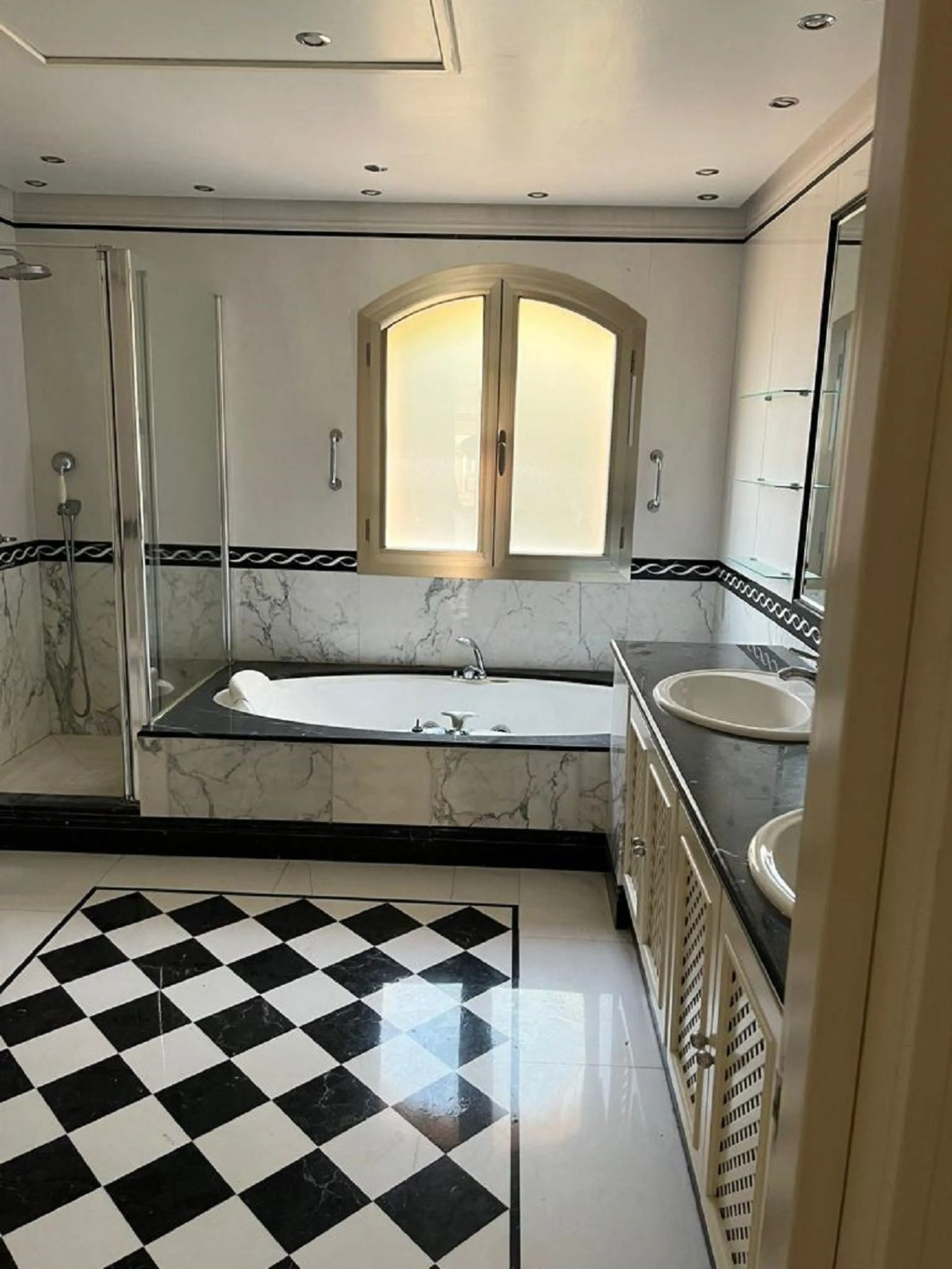 LUXURY FIRSTLINE BEACH APARTMENT IN PUERTO BANUS!