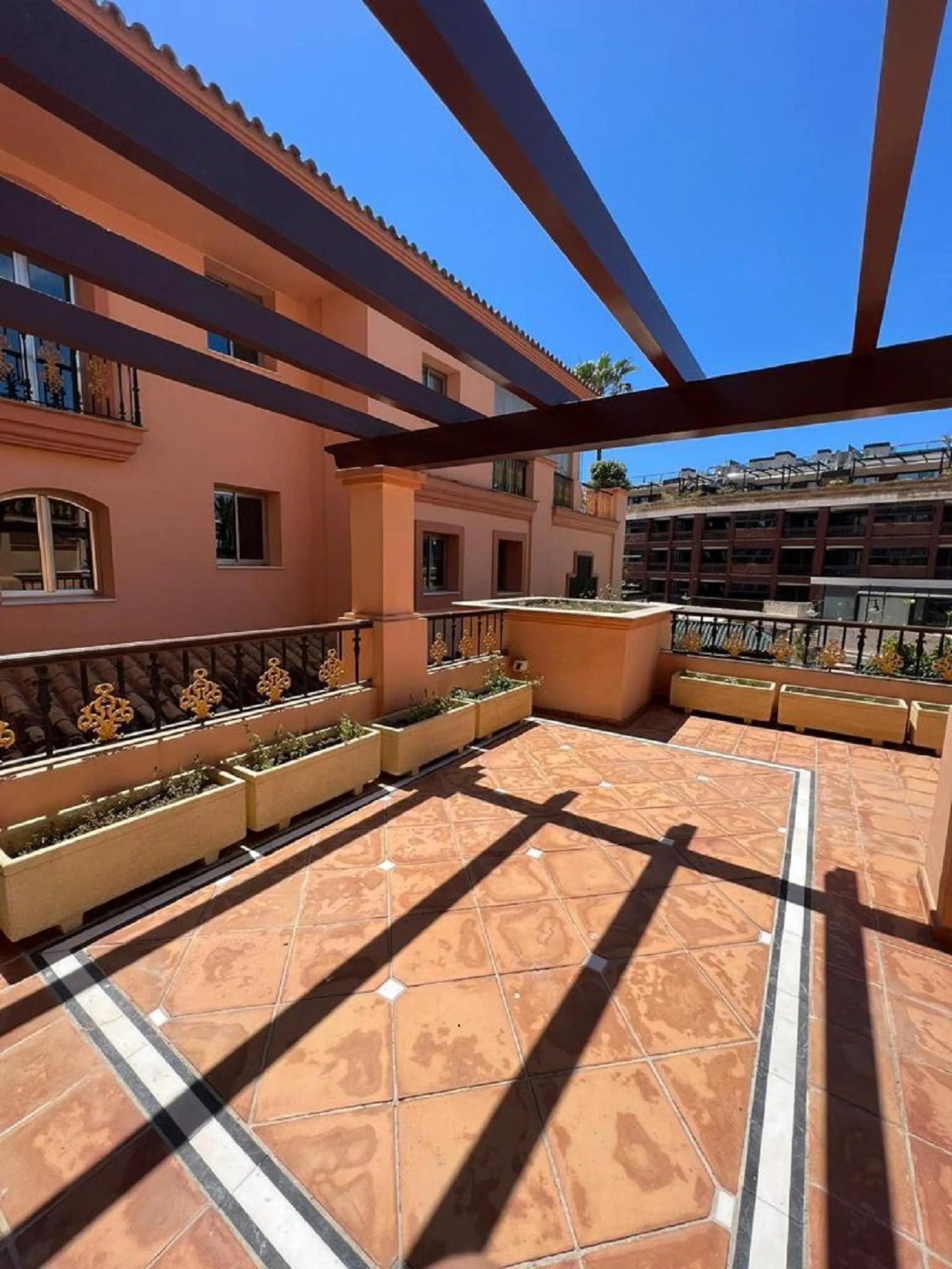 LUXURY FIRSTLINE BEACH APARTMENT IN PUERTO BANUS!