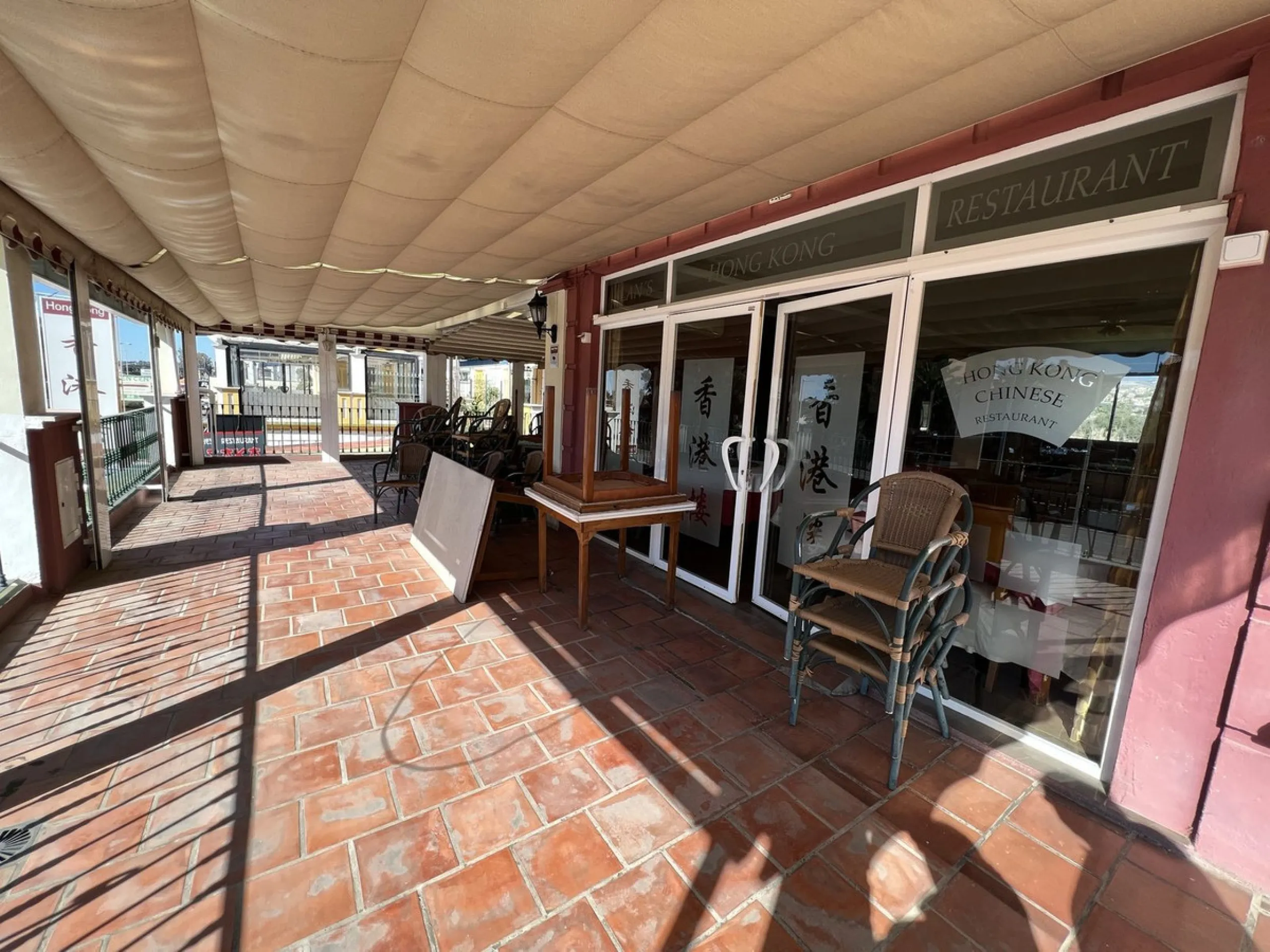 Commercial premises for sale - high visibility location in commercial centre located close to El Paraiso / Benavista / Bel Air / Cancelada.