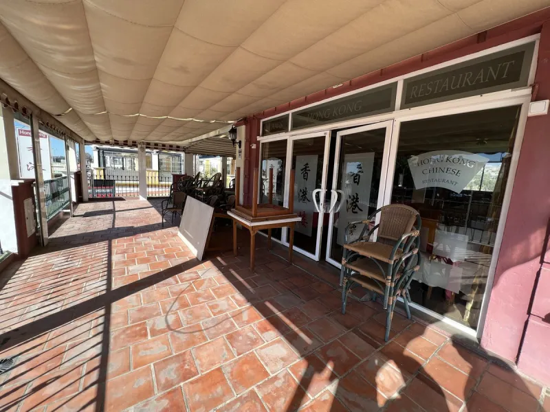 Commercial premises for sale - high visibility location in commercial centre located close to El Paraiso / Benavista / Bel Air / Cancelada.