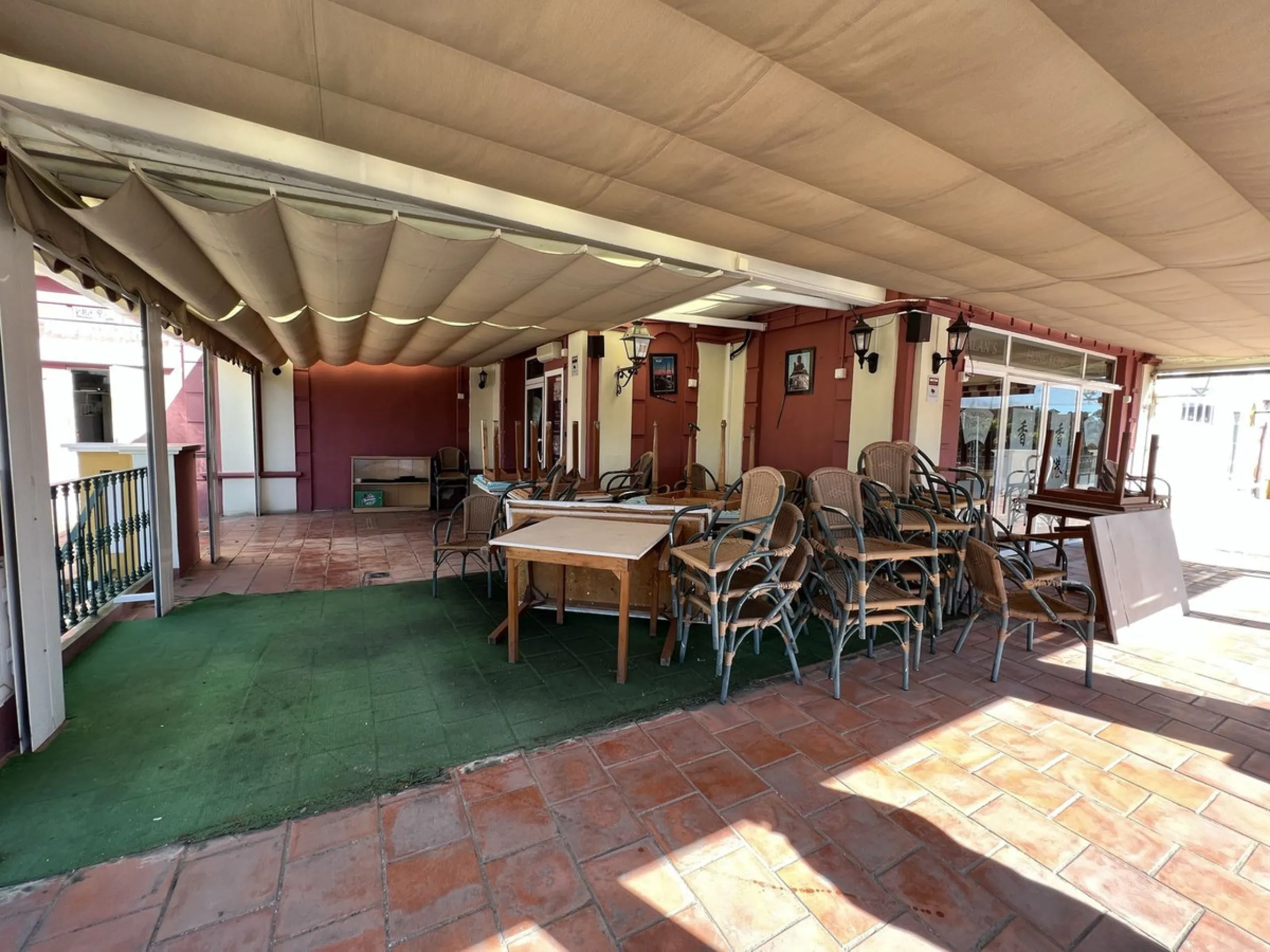 Commercial premises for sale - high visibility location in commercial centre located close to El Paraiso / Benavista / Bel Air / Cancelada.