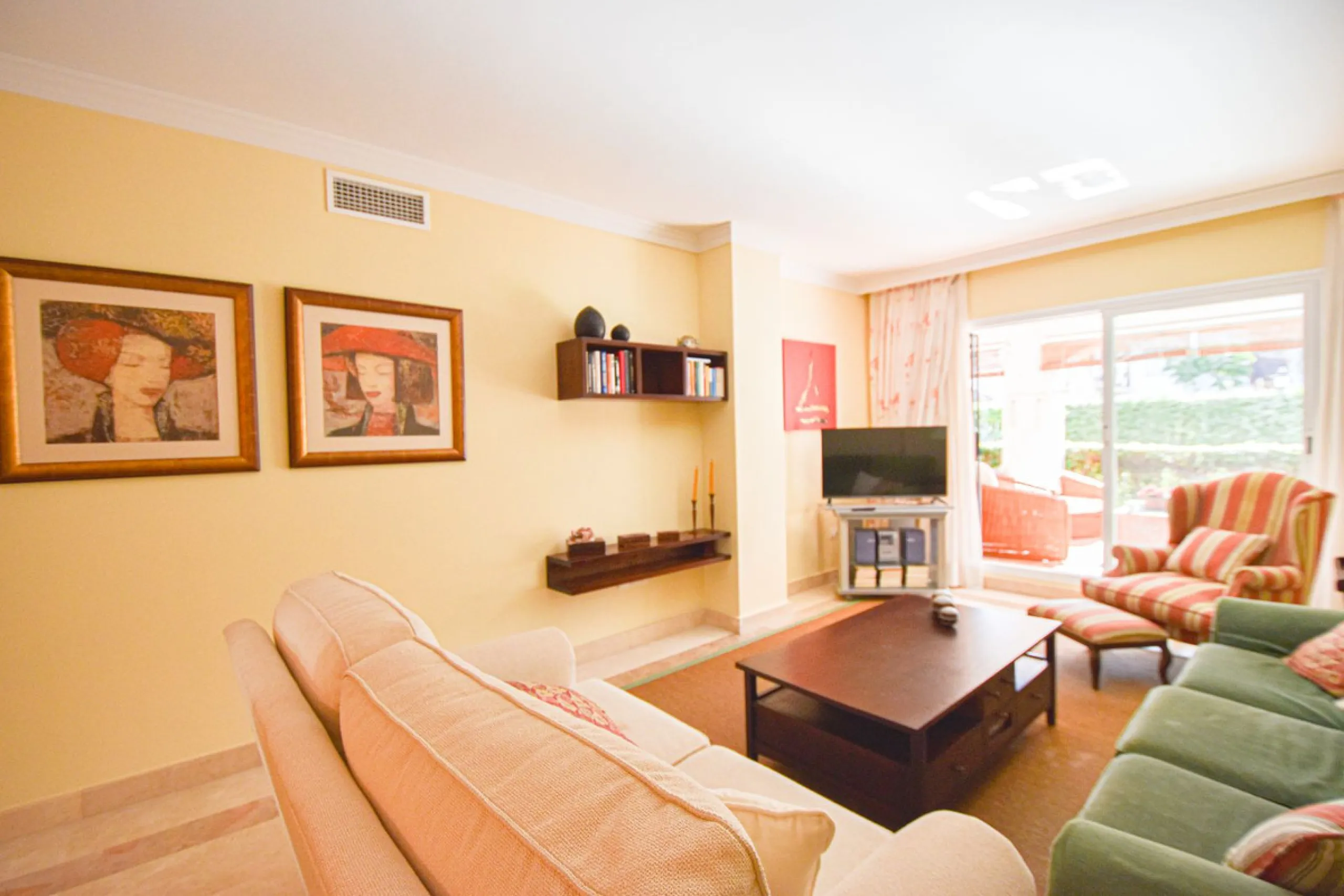 Entdecken Sie diese fantastische Wohnung an der Strandpromenade von San Pedro de Alcántara/Nueva Alcántara, einer der begehrtesten Gegenden von Marbella, nur wenige Schritte vom Meer und der Uferpromenade entfernt