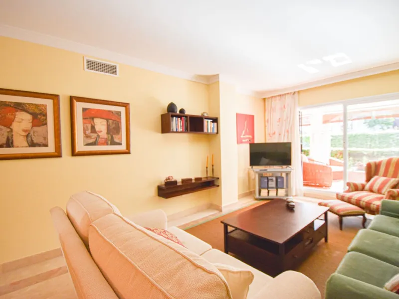 Entdecken Sie diese fantastische Wohnung an der Strandpromenade von San Pedro de Alcántara/Nueva Alcántara, einer der begehrtesten Gegenden von Marbella, nur wenige Schritte vom Meer und der Uferpromenade entfernt