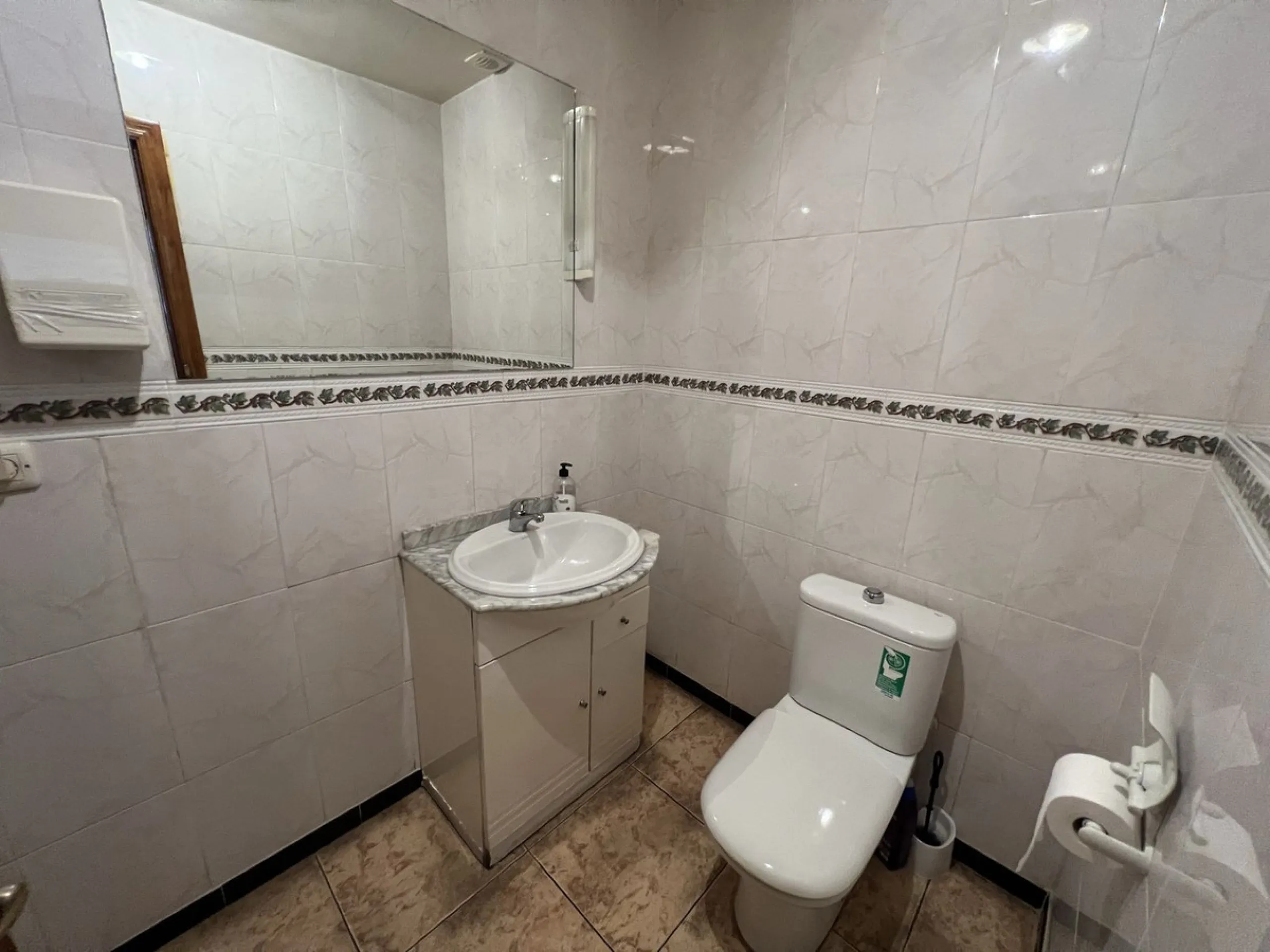 Commercial premises for sale - high visibility location in commercial centre located close to El Paraiso / Benavista / Bel Air / Cancelada.