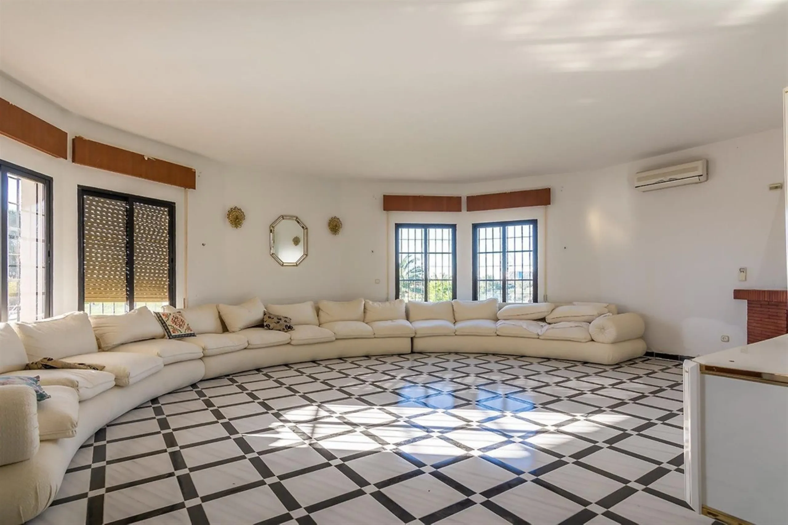 WE PRESENT THE UNIQUE VILLA JAZMIN, WITH ITS EXCELLENT LOCATION AND THE BEST VIEWS