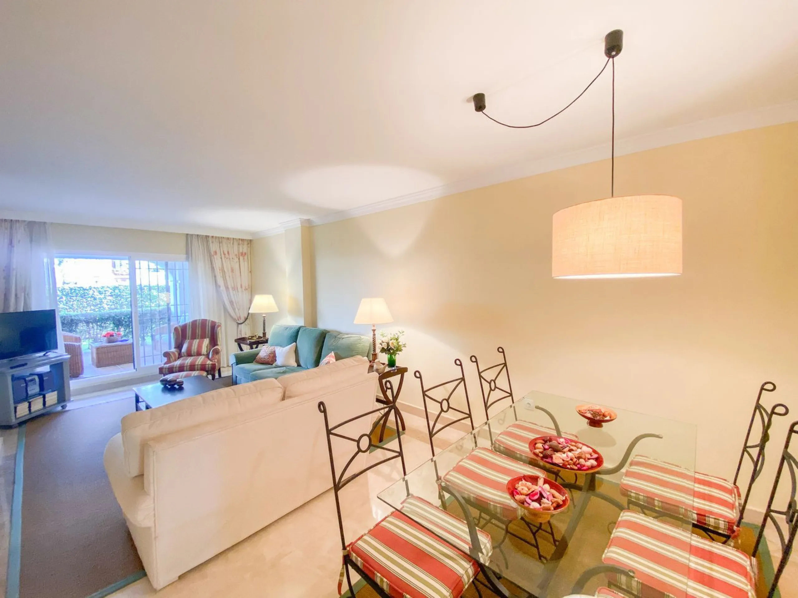 Entdecken Sie diese fantastische Wohnung an der Strandpromenade von San Pedro de Alcántara/Nueva Alcántara, einer der begehrtesten Gegenden von Marbella, nur wenige Schritte vom Meer und der Uferpromenade entfernt