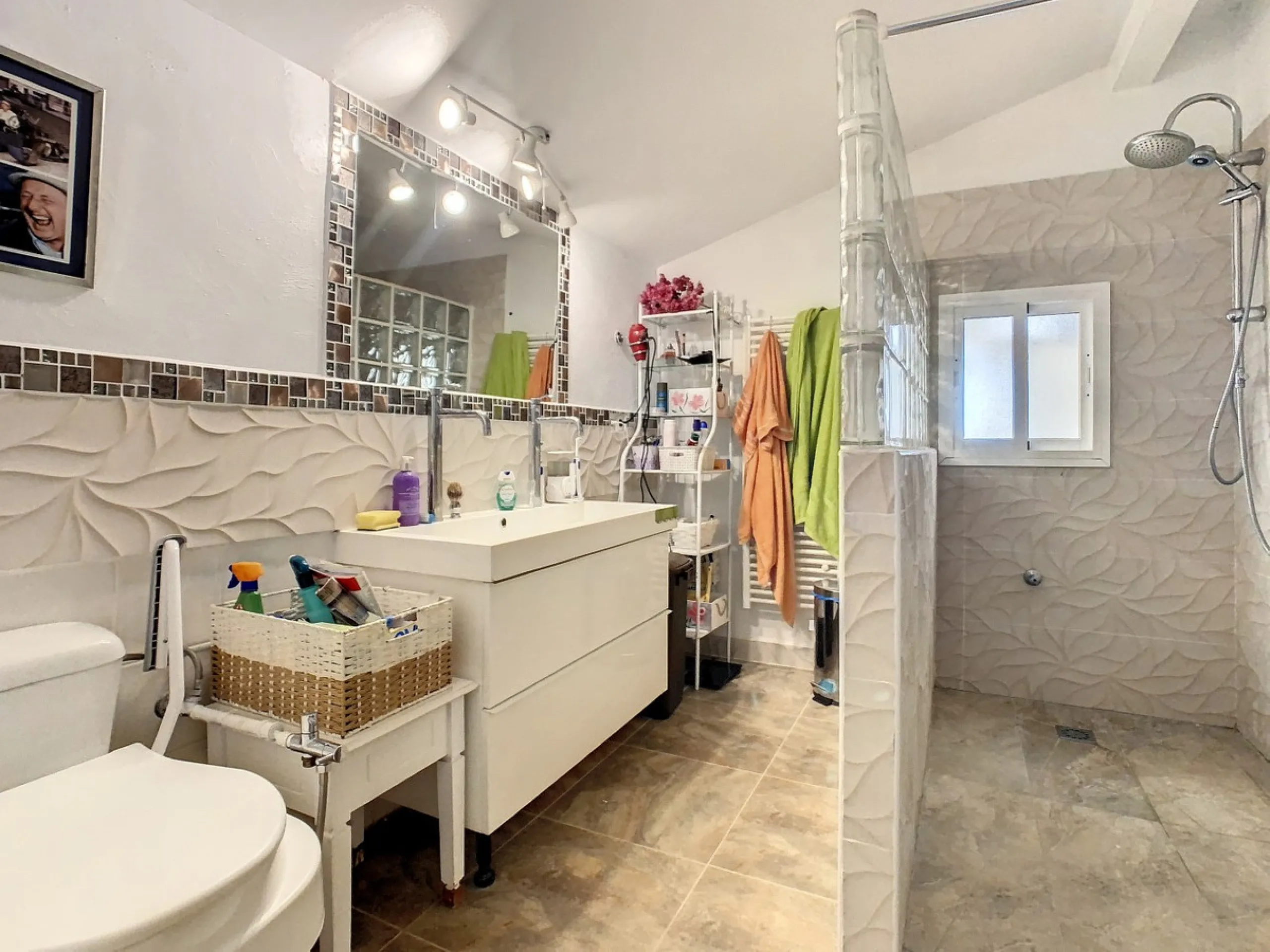 You are looking for a large villa with a heated swimming pool, neatly hidden nearly at the top of a mountain, surrounded by nature with breath-taking views of the valley up to the sea and the village of Arenas? This might just be what you are looking for.